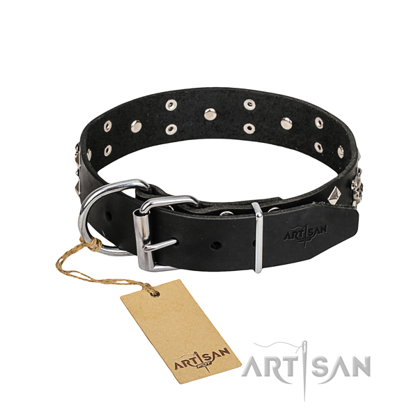 Leather dog collar with rounded edges for pleasant daily walking